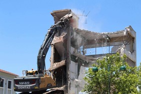 Γκρεμίζεται το τριώροφο και η περιοχή του θεάτρου αλλάζει όψη (βίντεο)